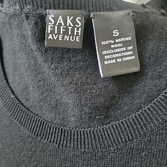 SAKS FIFTH AVENUE BLACK 100% Merino Wool Rose Pattern Crochet Luxury Small - Picture 5 of 5